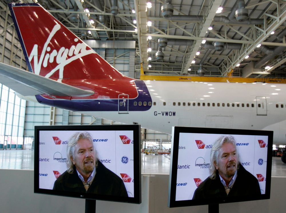 VIrgin-sjef Richard Branson hadde som vanlig sørget for et stort presseoppbud og et proft PR-opplegg da historiens første flygning med biodrivstoff gikk av stabelen.