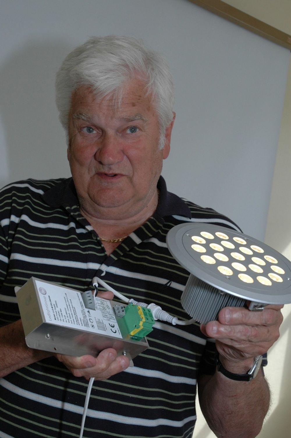 NØKKELEN: - Levetiden for LED-lamper er helt avhengig av god driverelektronikk. Vi har patentert vår egen løsning, sier Thore-Jan Johansen i Ledlight Group i Horten. Her med et eksempel på en downlightløsning.