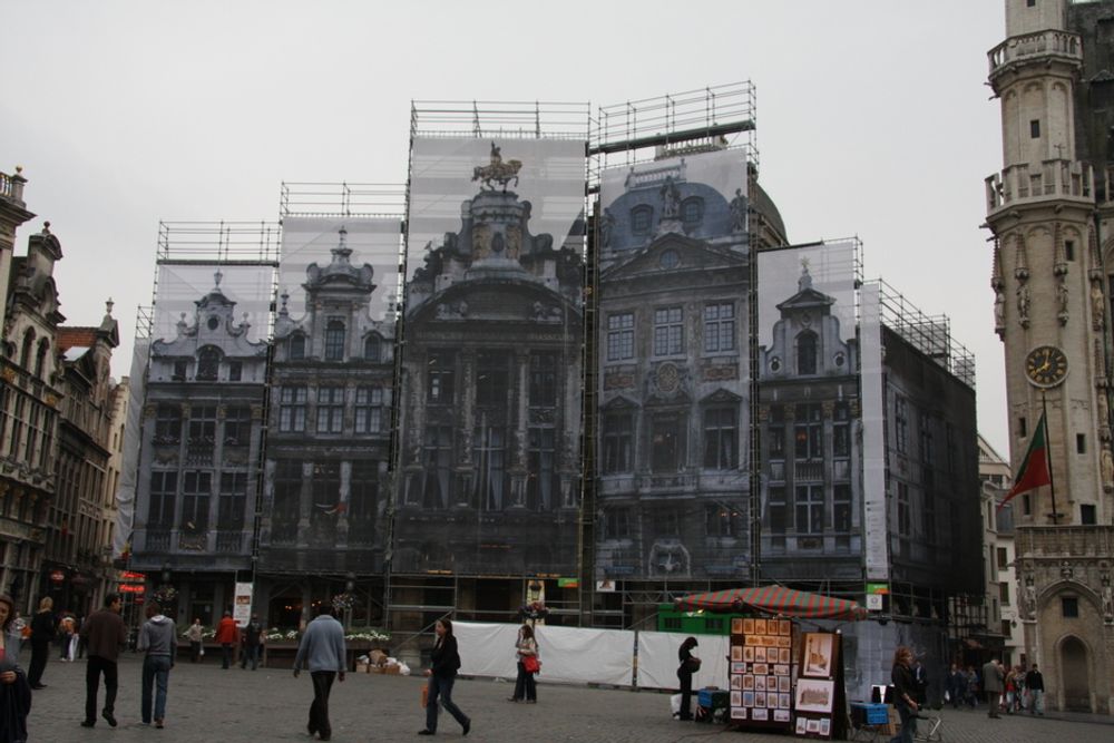 STILFULLT: Slik kan også norske byggeplasser se ut - om utbygger vil. Her fra Grande Place i sentrum av Brüssel i Belgia.