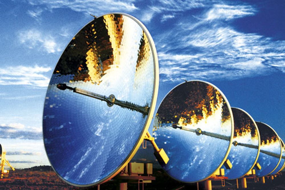 Solenergi fokuseres og gir konsentrert energi ved hjelp av speil som følger solens bevegelse. Reflektorene dreies og sollyset blir fokusert mot et oljefylt rør. Varmen i oljen driver en turbin som gir elektrisk strøm.