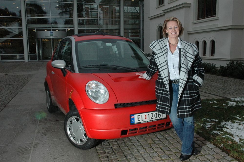GRØNN DAME: Rød elbil. Elisabeth Tørstad er stålende fornøyd med sin Think.