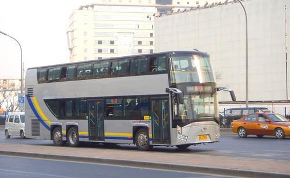Kina har bygget flere tusen busser med plass til 100 personer. i anledning OL. Bussfronten skal likne på tradisjonelle operamasker.