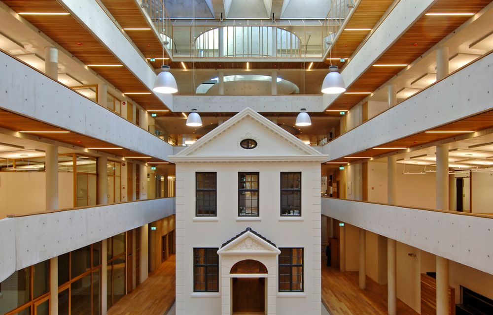 INNSIDEN: I det store sentralrommet, omkranset av kontorer, er det bygget en kopi av Gyldendals hovedkvarter i København - Det danske hus.