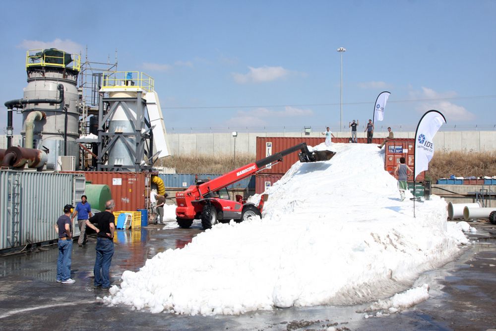 Snømaskinen fra IDE Technologies er en 11 meter høy stålkonstruksjon som veier 30 tonn. Den bruker 960 kubikkmeter vann i døgnet til å produsere 1.900 kubikkmeter snø. Den har en kjølekapasitet på 3.000 kW.