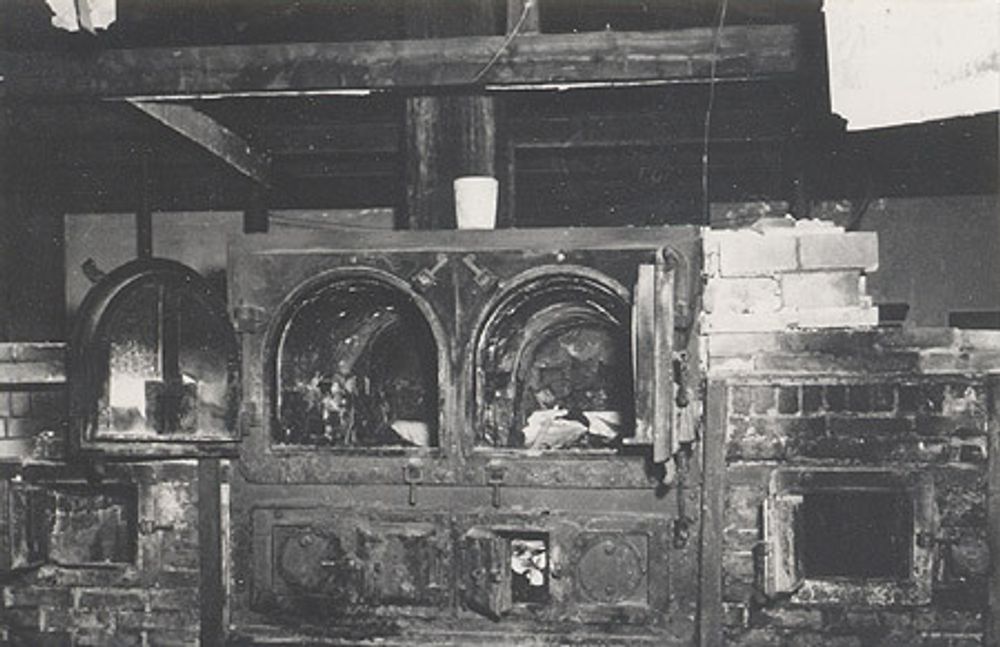 PROVISORISK: En opprinnelig transportabel kremasjonsovn, her fotografert fastmontert i Dachau-leiren i 1945.
