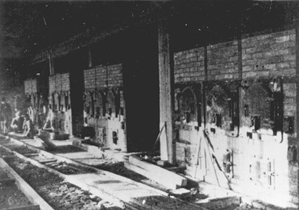 KLAR TIL BRUK: Fire av de fem ovnene til Auschwitz' krematorium II står ferdig ved fabrikken i Erfurt i januar 1943.