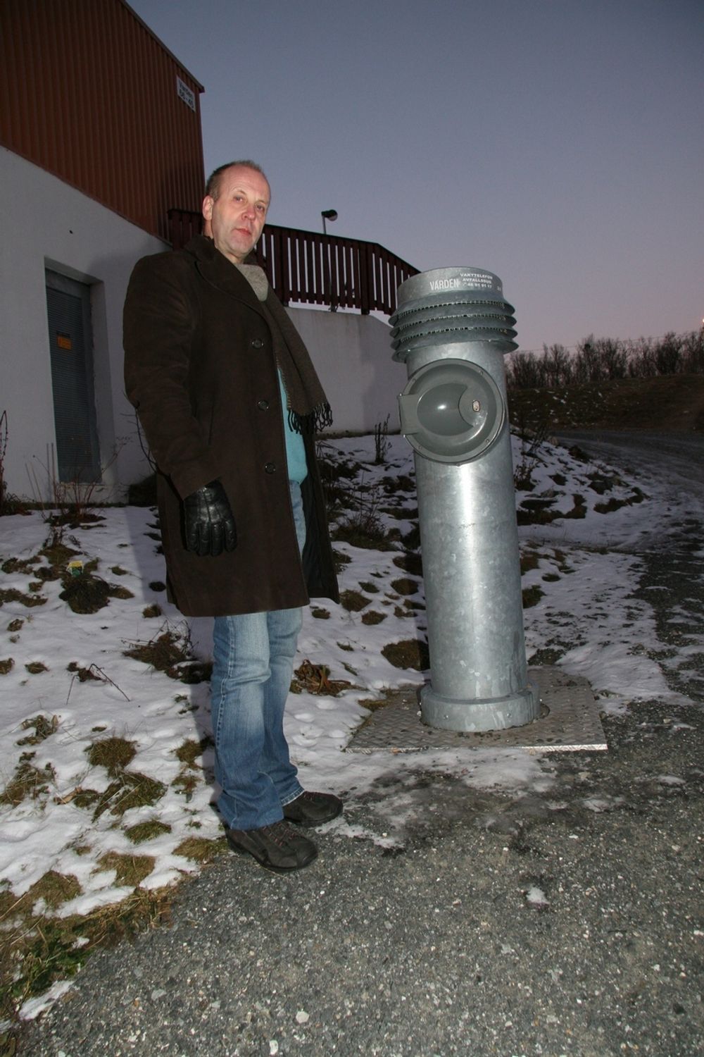 DISKRET: Bård Jørgensen viser her ett av de 42 nedkastene som erstattet store stygge containere før røranlegget ble montert i fjor.