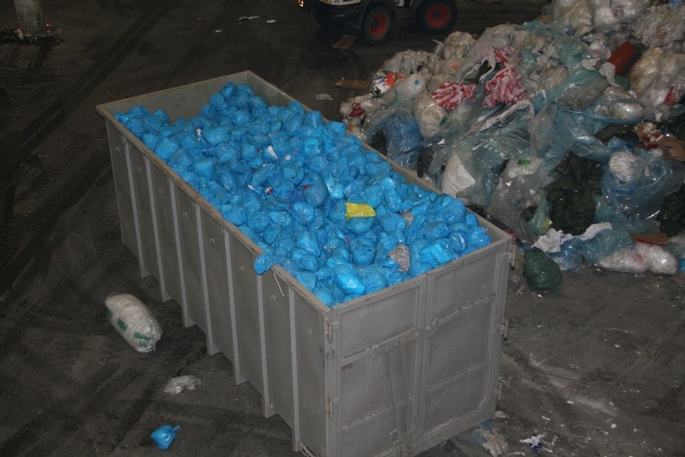 FERDIG: Feilraten er liten, her en container med blå poser, som inneholder plastavfall, samt en enslig gul pose med lettkartong.