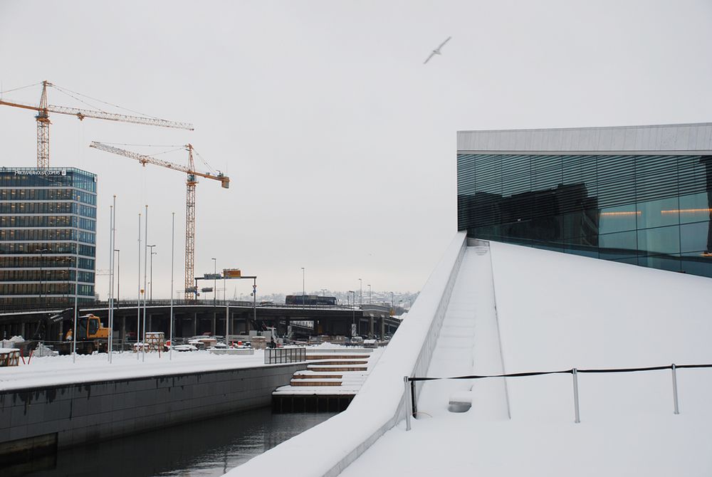 MOT BYEN: Operahuset strekker seg fra høyre i bildet og inn mot Oslo sentrum.