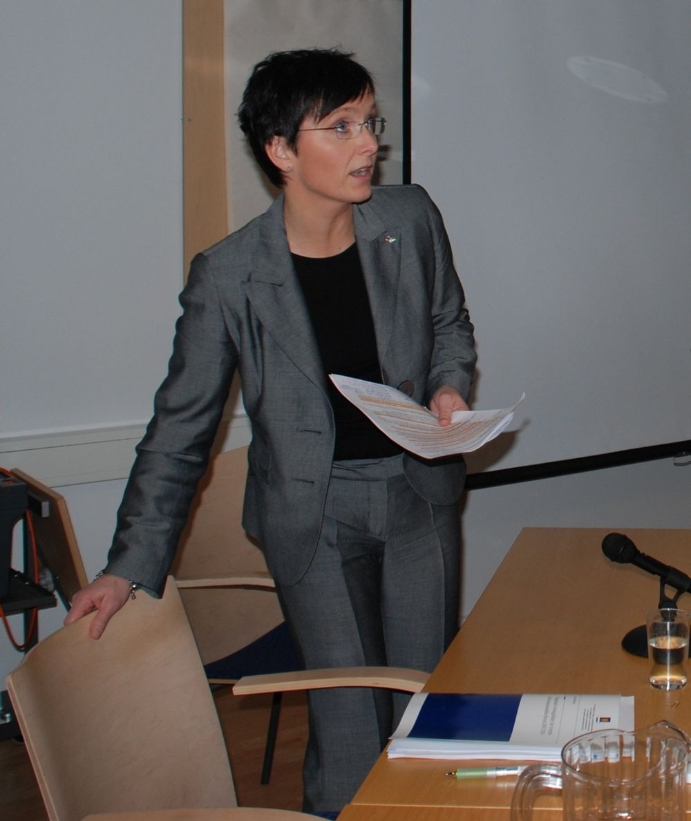 It-minister Heidi Grande Røys kan ikke regne med sikre gevinster av kravene om åpne standardformater.