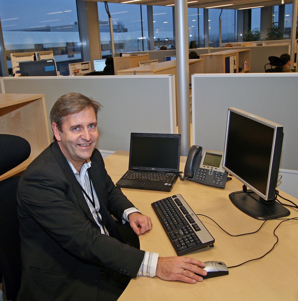 EN KABEL:
Prosjektleder Tom Losnedahl og de andre i Aker Kværners nybygg like bak den gamle avgangshallen på Fornebu trenger bare en kabel til både telefon og PC.
