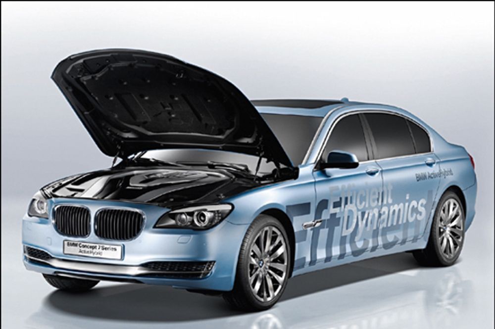 BMW presenterer sin ActiveHybrid-versjon av den nye 7-serien. Under panseret befinner det seg en 4,4-liters V8-er bensinmotor med 407 hk og en 599 NM og en elmotor med ytterligere 20 hk og 210 NM dreimoment.