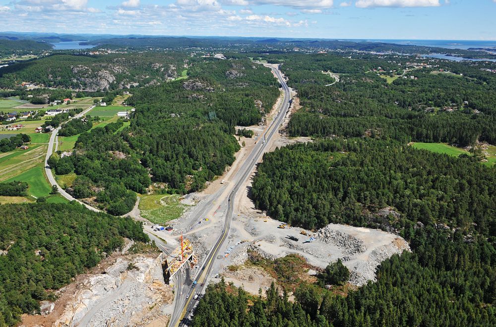E18 mellom Grimstad og Kristiansand åpnes i dag. Den 38 kilometer lange strekningen ble bygget på 3 år, like lang tid som skal brukes på 11 kilometer i Vestfold og Telemark.