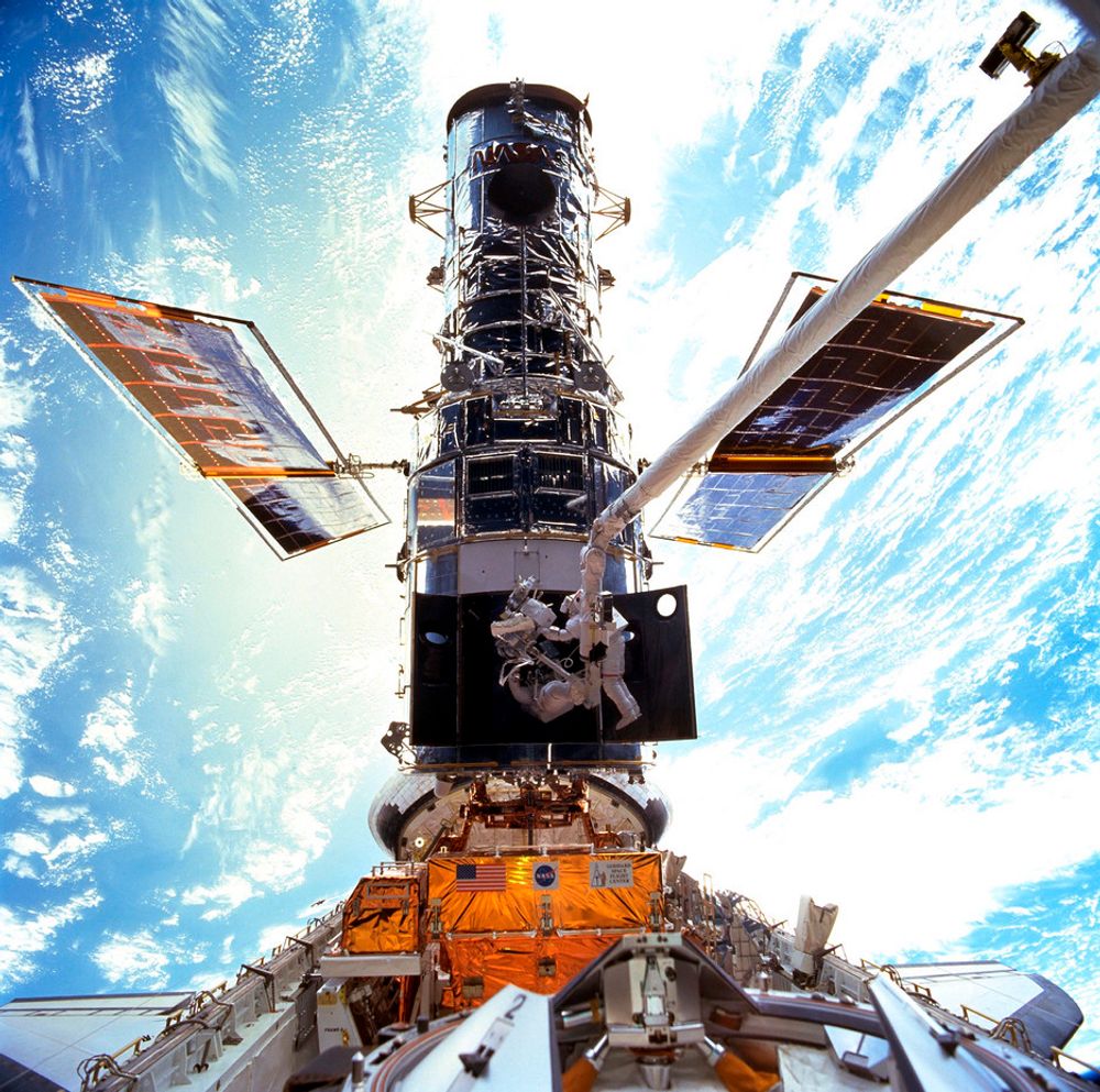 Dette bildet er tatt under en av de foregående servicene på Hubble. 8. oktober skal romteleskopet gjennomgå en aller siste fornying.