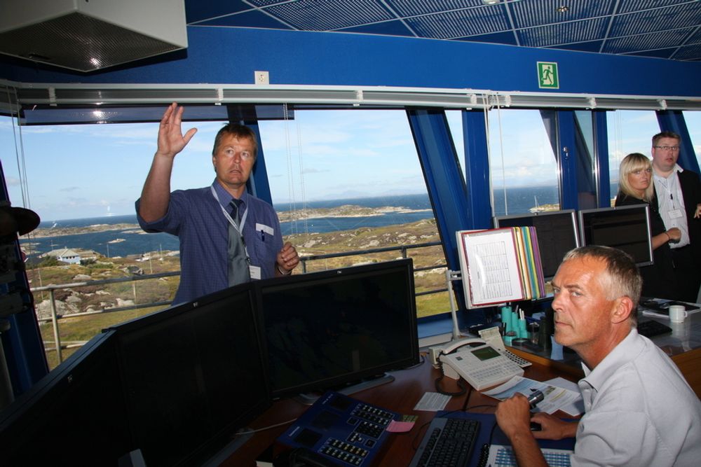 SVIKT: Operativ leder Terje Alling (t.v.) og maritim trafikkleder Runar Kleppe ved Fedje trafikksentral sliter med ustabile radarsystemer når de skal lede oljetrafikken ved Mongstad og Sture.