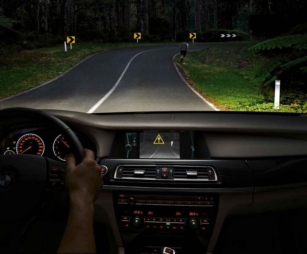 SIKRERE MØRKEKJØRING: BMW har lansert siste generasjon av systemet Night Vision, et system som hjelper føreren til å se bedre under mørkekjøring.
