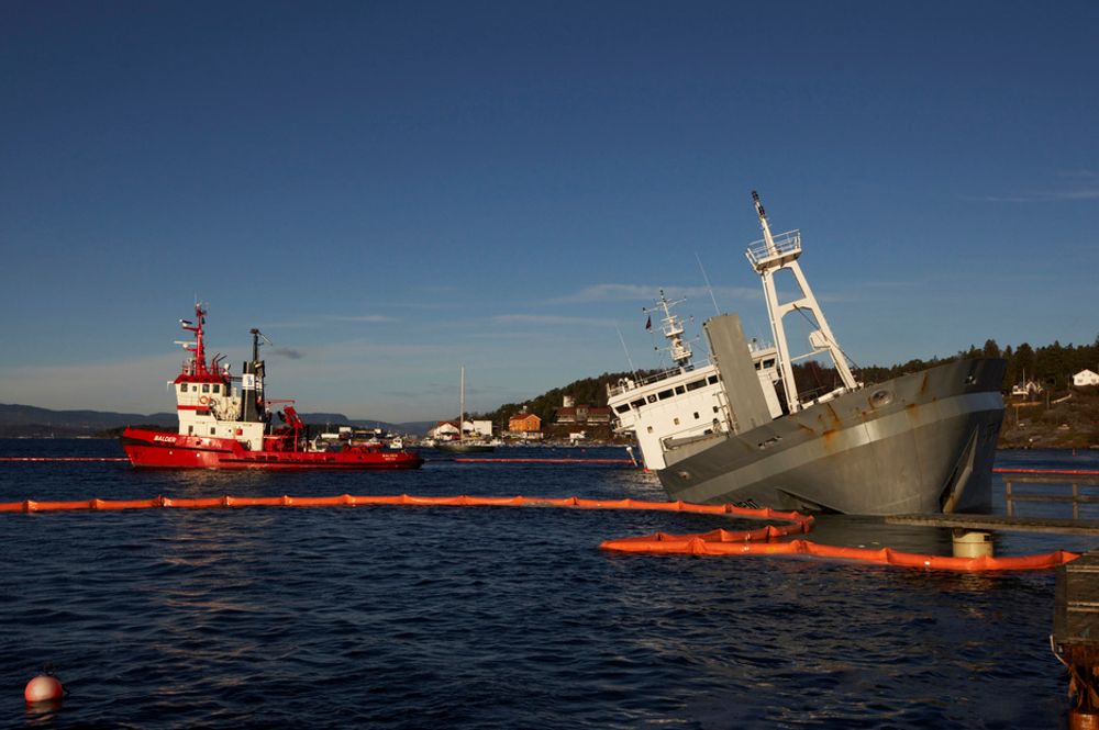STØTT: Skipet ble liggende trygt etter at akterenden ble fylt med vann og la seg på 11 meters dyp.