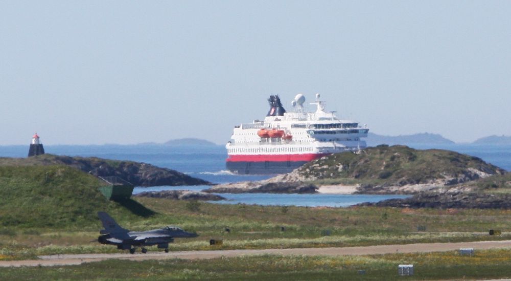 Nok et lite stykke Bodø: F-16 og Hurtigruta.