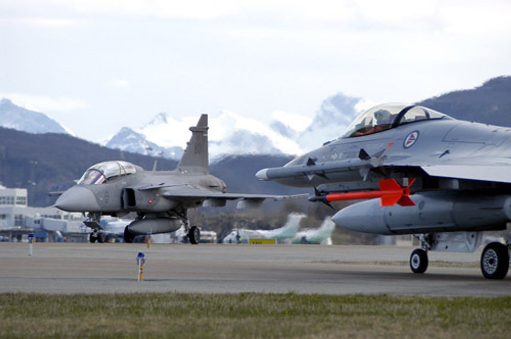 Jas-39 Gripen (t.v) blir å se under flyshowet i Bodø sammen med de norske F16-flyene som er stasjonert der til daglig.