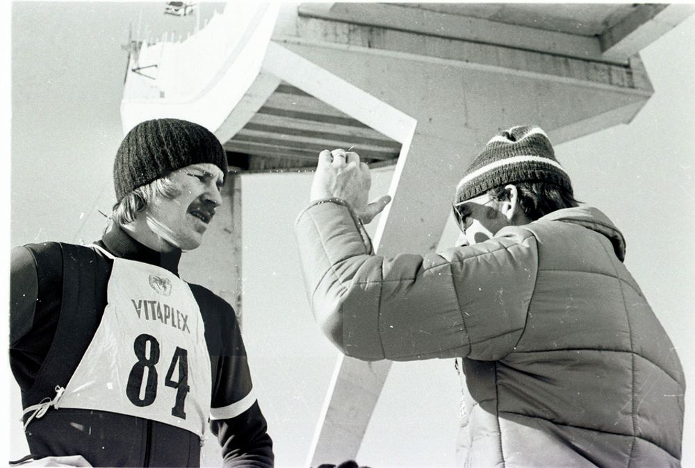 1974: Teknisk Ukeblads journalist og hopper, Finn Halvorsen, får sine siste instrukser før han skal sette utfor.