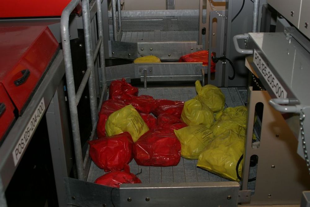SKILLER FARGER: Den optiske søppelroboten Optibag sorterer søppelposene etter farge i Tromsø.