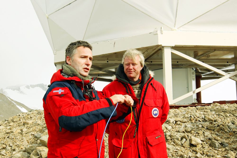 ANTARKTIS: Kongsberg Satellite Services driver baser på Svalbard og Antarktis. Her er adm. direktør Rolf Skatteboe sammen med Jens Stoltenberg under åpningen av Troll-basen i Antarktis.