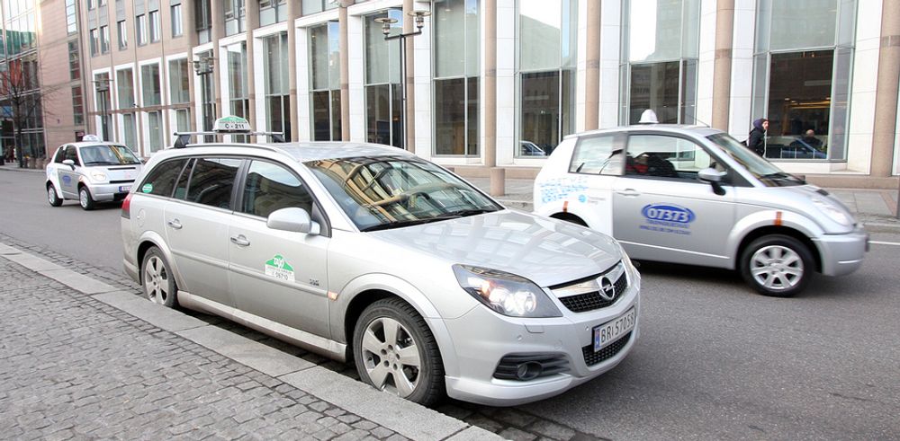 Selv om denne Opel Vectra-drosjen kan skilte med CDTI-motor, blir den et miljøsvin sammenlignet med taxiene bak.