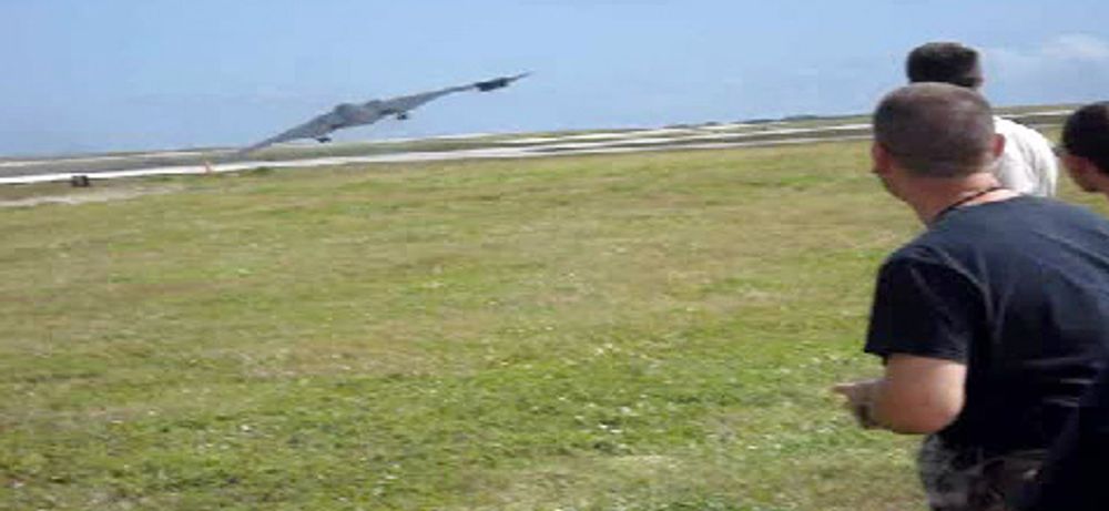 Amatøropptak fra flystripa på Anderson-basen på Guam viser hvordan B-2-flyet går i bakken rett etter take-off.