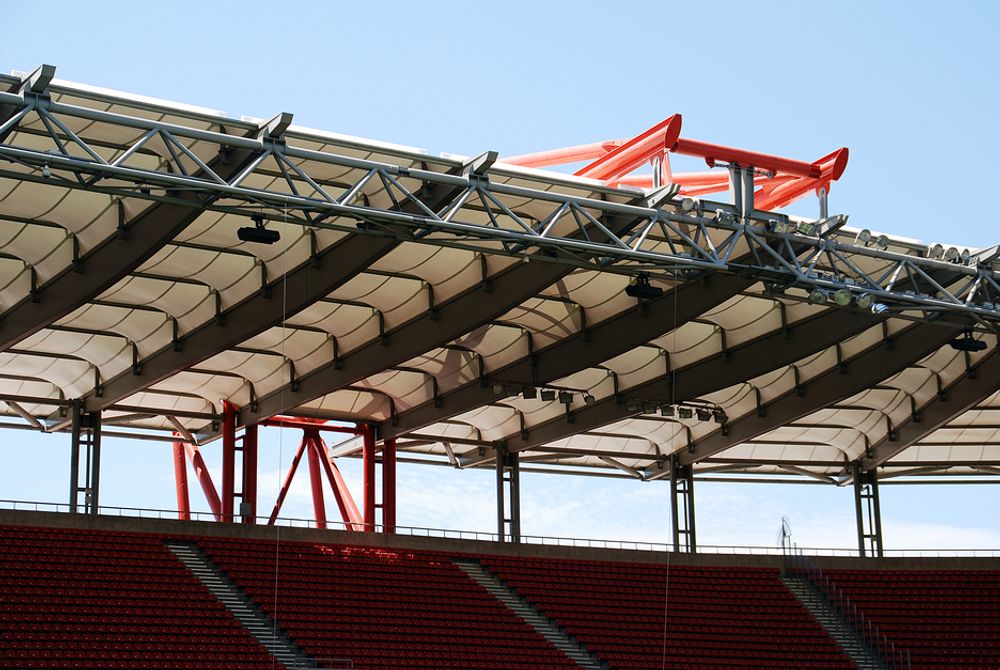 STERKT: Takkonstruksjonen på fotballstadion bæres av 14 stålrørstrukturer som hver veier 500 tonn. De er cirka 30 meter høye, og strekker seg mellom 30 og 35 meter inn over stadion.