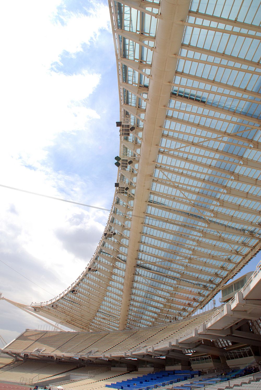 STÅL OG PLAST: Taket er dekket med 25.000 kvadratmeter polykarbonatplater.