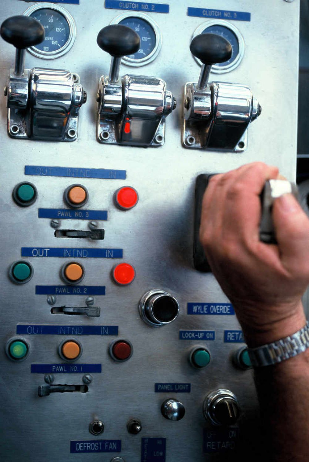 Kontrollpanelet for Desmond Knight´s venstre hånd, med knapper, håndtak og måleinstrumenter for løftene.