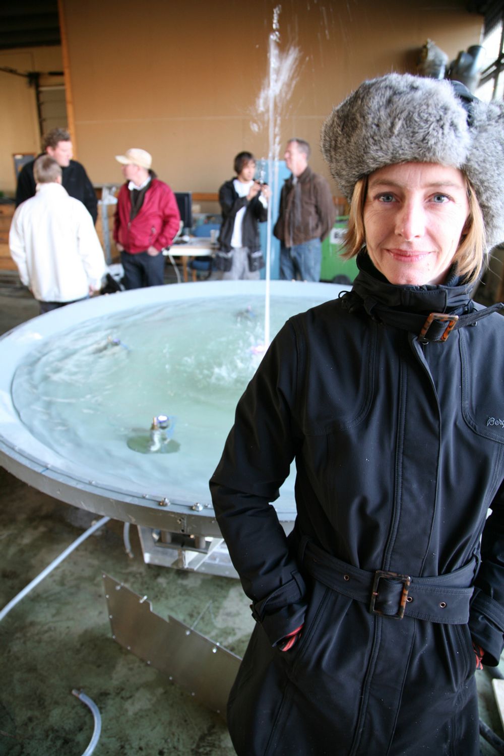 FORNØYD: Kunstner Amanda Steggell synes fontenen havner i skjæringsområdet mellom kunst og teknologi.