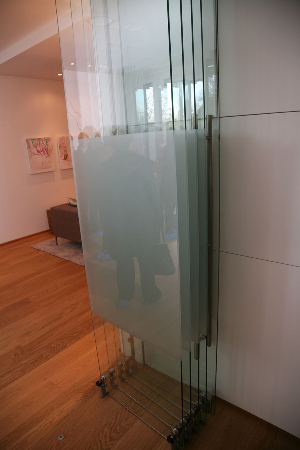 GLASS: Om ønskelig kan spisestue og stueområde deles av med denne glassdøren.