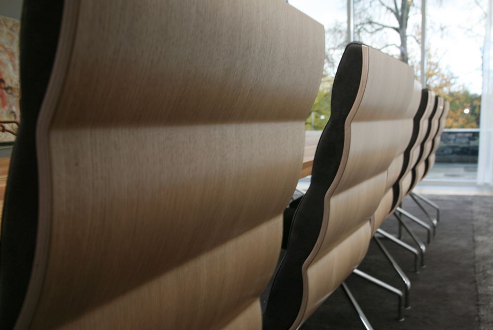 STOLER: Legg merke til de spesielle stolene. Selve salongbordet er 6 meter langt og er laget i eik fra Vestfold.