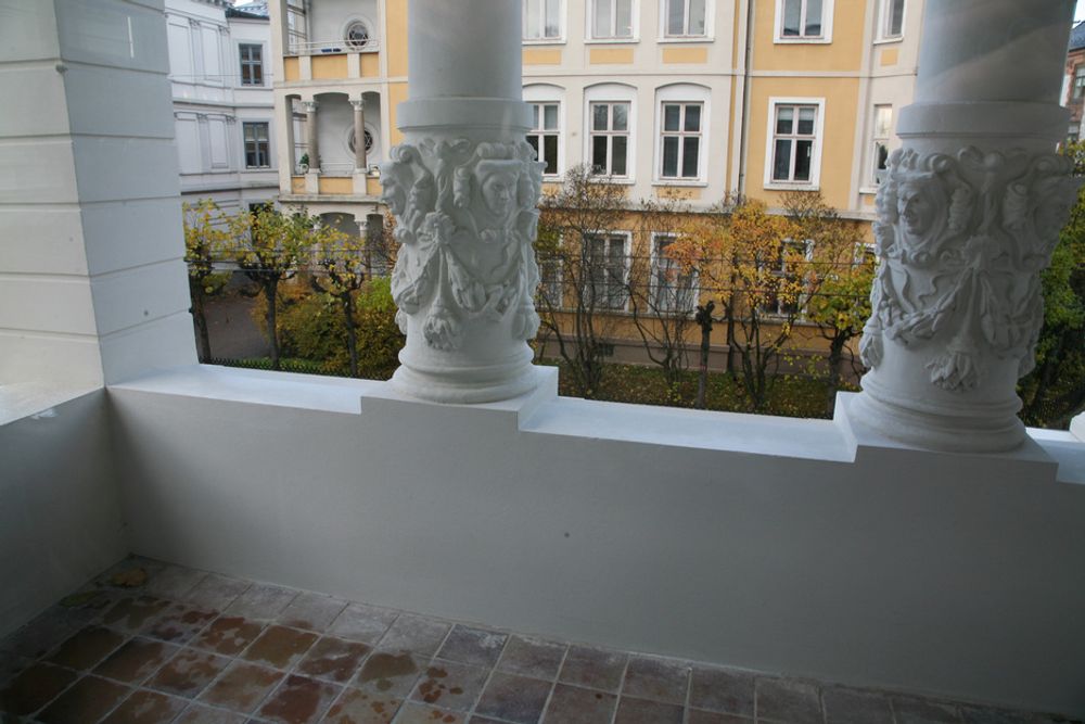 SØYLER: Detaljer på balkongene.