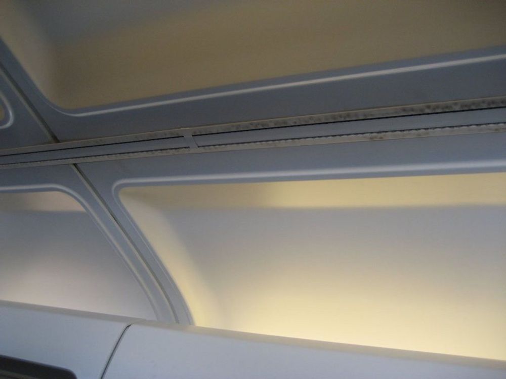 SOT: Fred Edstrøm tok dette bildet av kabintaket da han sist fredag var passasjer på en Boeing 737-700 fra flyselskapet Norwegian mellom Rygge og Warszava.