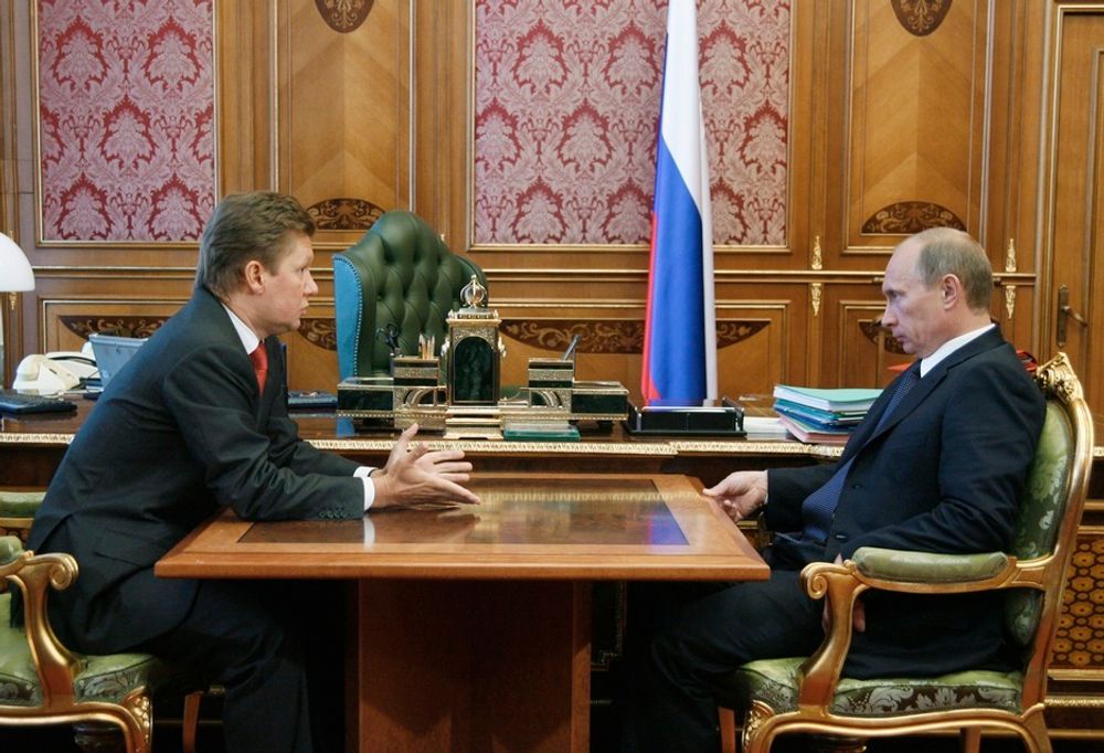 Gazprom-sjef Alexei Miller informerer Russlands statsminister Vladimir Putin om at gassintektene fra Sentral-Asia kan bli doblet neste år. Bildet tatt i Moskva juli 2008.
