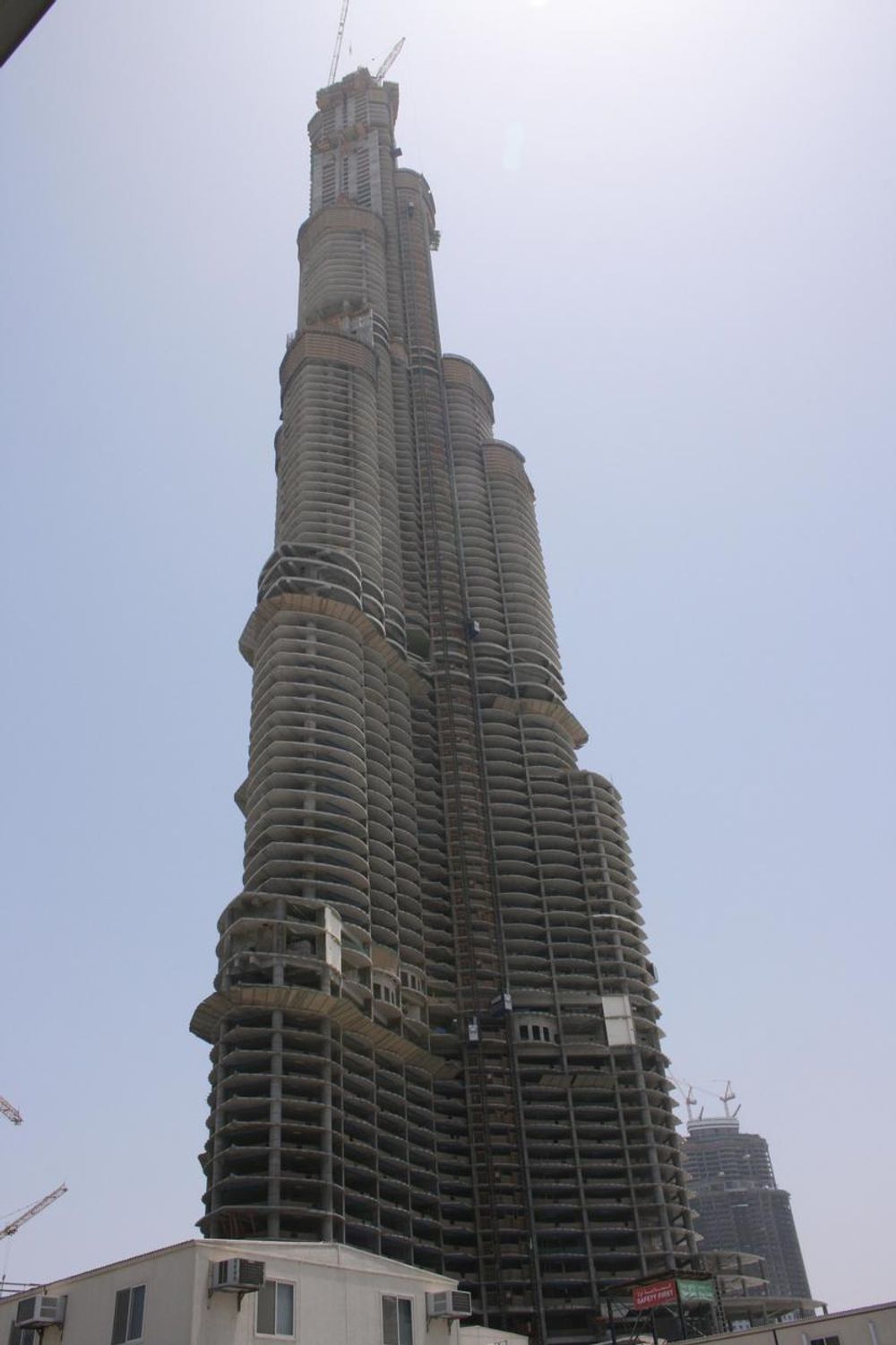 Verdens høyeste bygning - snart. I Dubai bygges det døgnet rundt på Burj Dubai og alle andre spektakulære bygninger. Når det står ferdig 30. desember 2008, vil det være 818 meter høyt, målt på toppen av antennen. Høyeste etasje er på 624,1 meter og taket på 643,3 meter. Det vil ha 164 etasjer. Åpning er satt til september 2009.