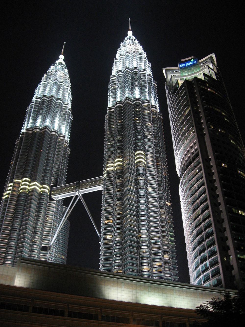 Petronas Twin Towers synes godt over hele Kuala Lumpur med en fantastisk belysning. Malaysias statlige oljeselskap har gitt navn til byggene.