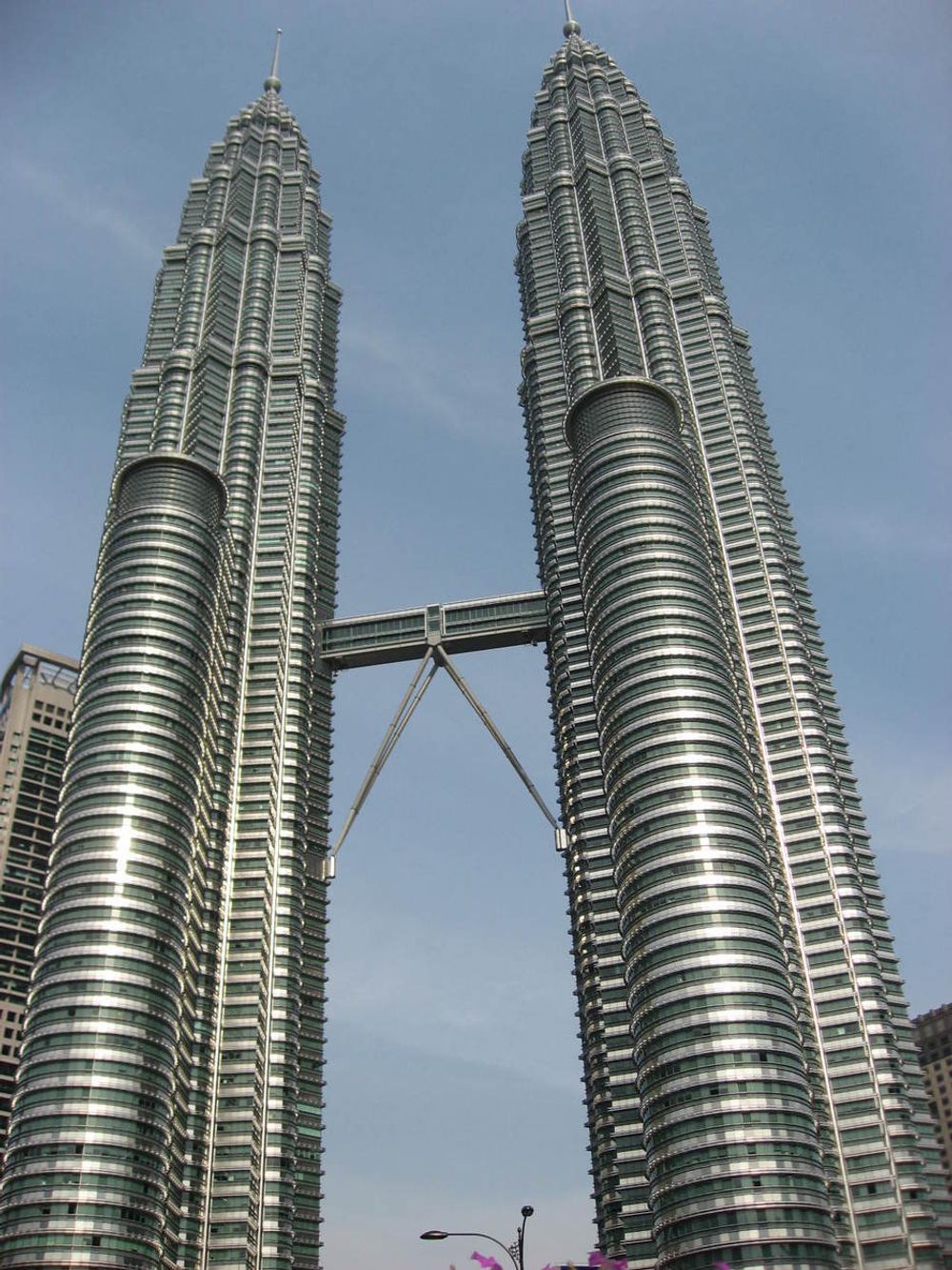Petronas Twin Towers i Malaysias hovedstad Kuala Lumpur er verdens høyeste tvillingtårn  med sine 452 meter . Byggene ble ferdig i 1998 og huser blant annet det statlige oljeselskapet Petronas. Publikum har tilgang opp til brua som forbinder de to tårnene vel 150 oppe.
