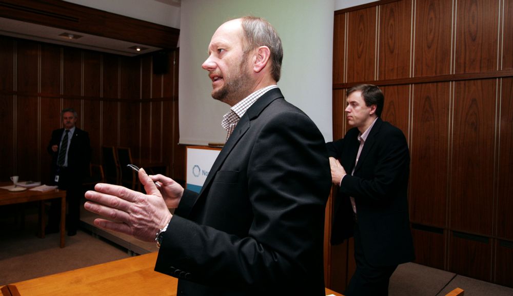 Knut E. Sunde (t.h) og Stein Lier-Hansen i Norsk Industri under presentasjonen av konjunkturrapporten 2008.