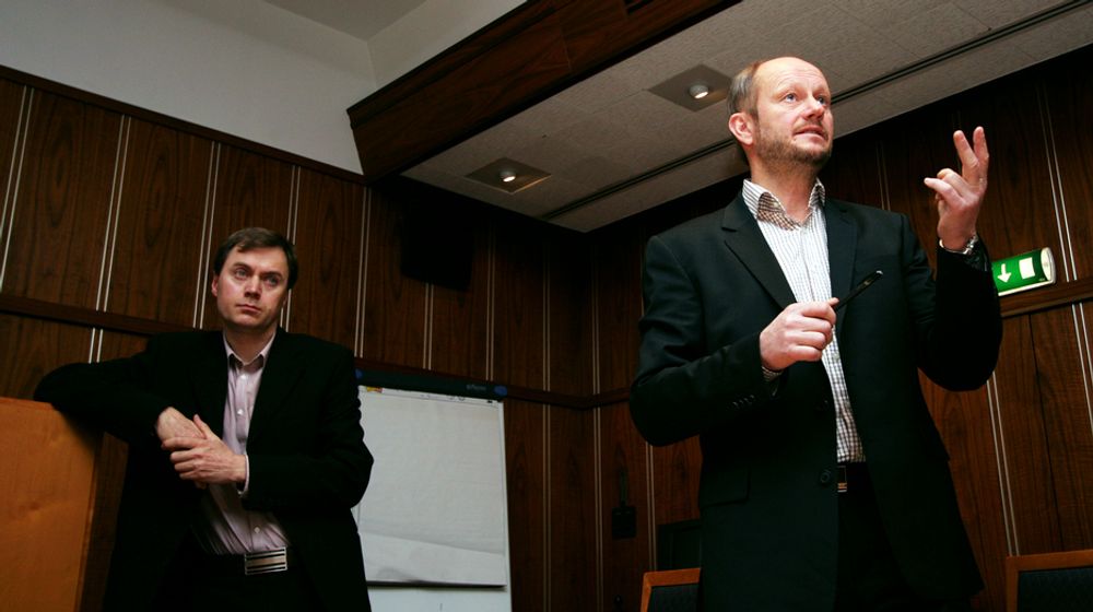 Knut E. Sunde (t.v) og Stein Lier-Hansen i Norsk Industri under presentasjonen av konjunkturrapporten 2008.