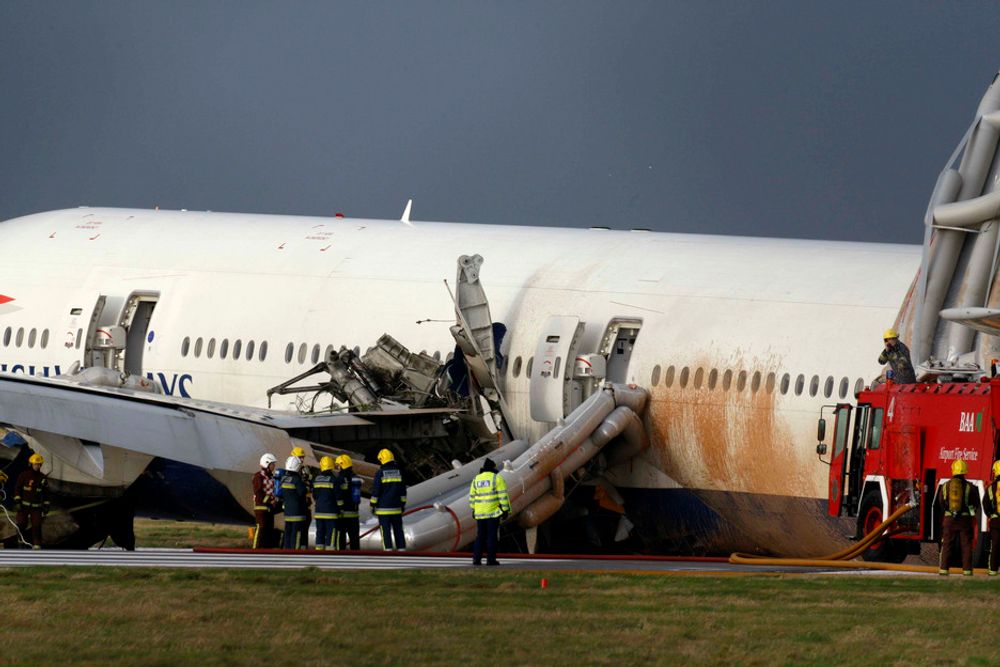 Alle de 149 om bord slapp unna med skrekken de Boeing 777-maskinen fra British Airways landet på gresset før rullebanen på Heathrow i ettermiddag.