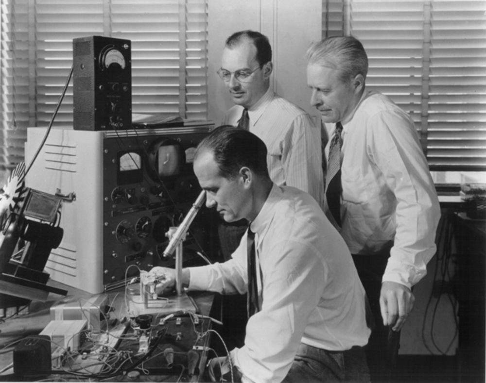 PÅ LABEN: William Shockley, John Bardeen og Walter Brattain på sitt laboratorium i 1947.