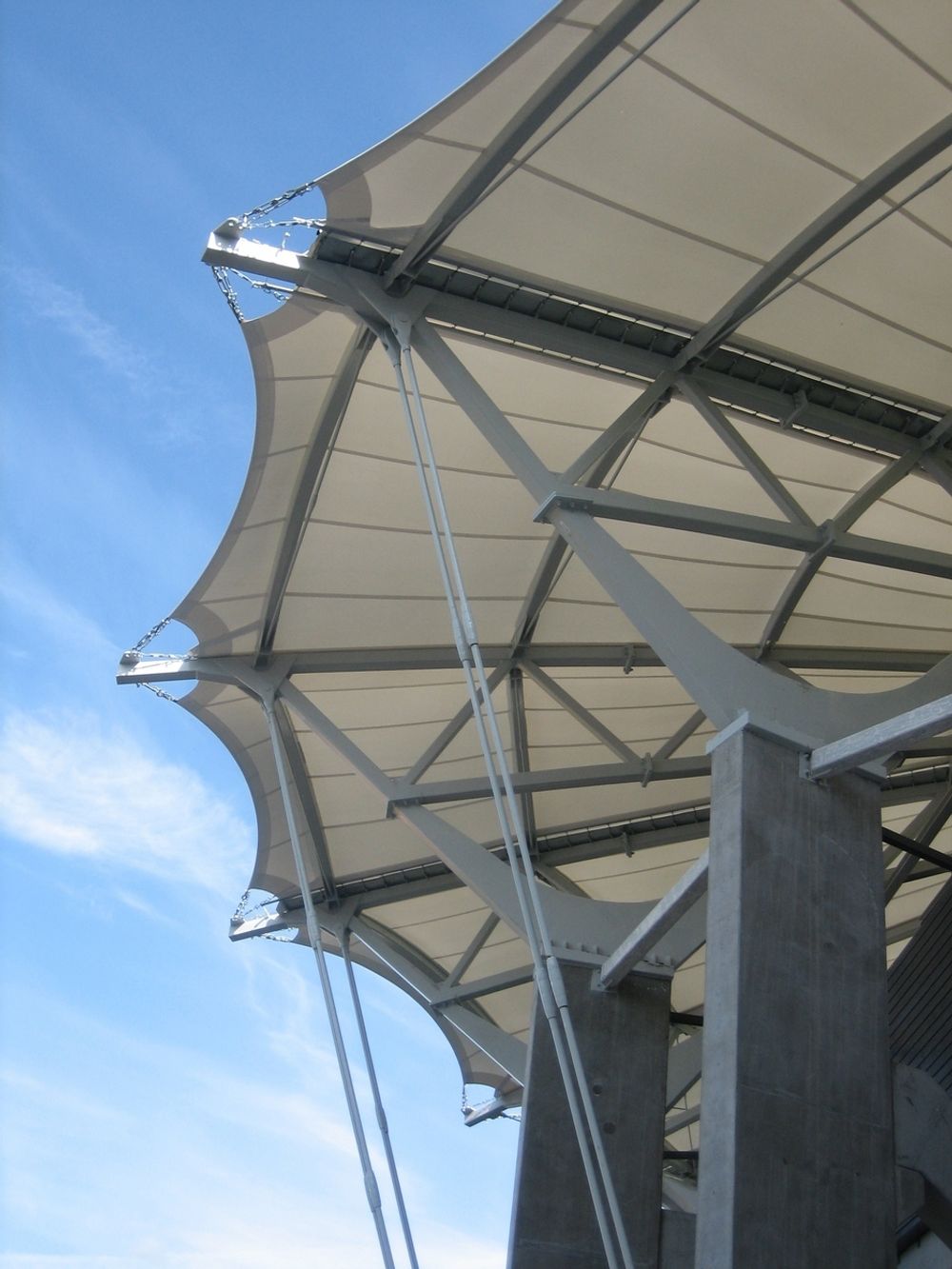 Duk og stålkonstruksjon fra Briskeby stadion på Hamar