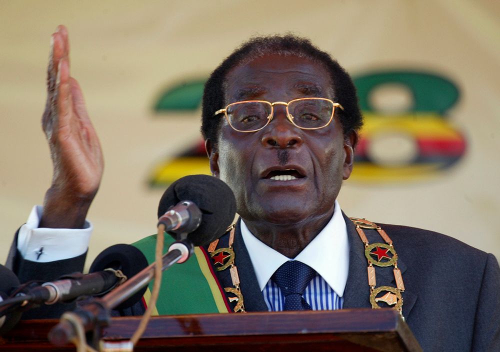 President Robert Mugabe undertrykker sitt folk med hard hånd, og det er gjerne våpen i den hånden (Foto: Scanpix/Reuters).
