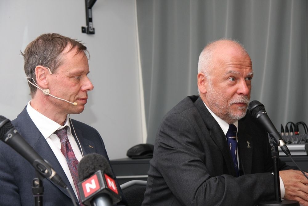ROMFOLK: Christer Fuglesang (til venstre) og lederen for astronautavdelingen i ESA, Horst Schaarschmidt, var på Norsk Romsenter tidligere i dag for å skape blest om astronautopptak hos den europeiske romorganisasjonen.