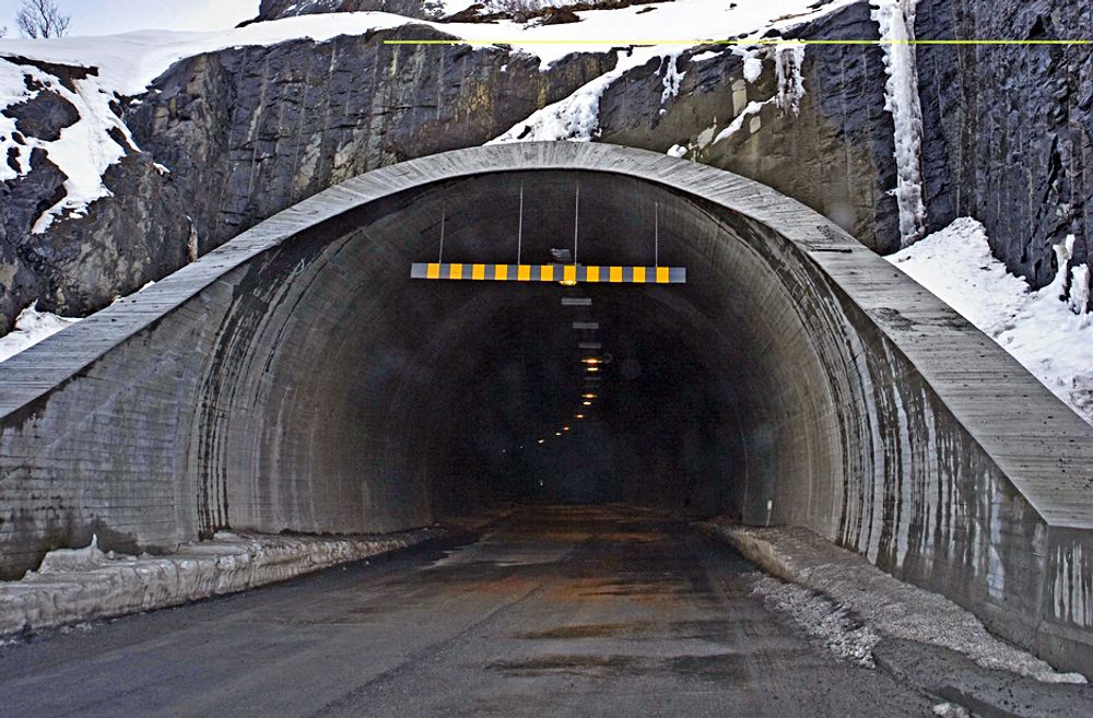 Statens vegvesen har ingen samlet oversikt over hvor mange riksveitunneler som mangler brannsikring av PE-skum. 