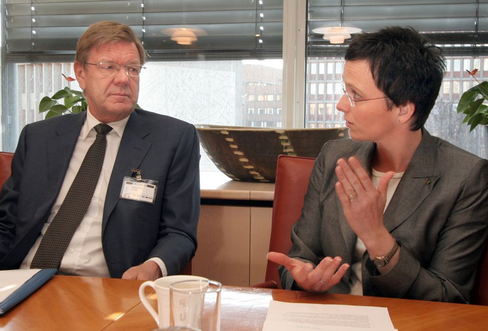 VIL HA BEDRE FOREBYGGENDE ARBEID: Statsråd Heidi Grande Røys og NHO-drektør Finn Bergesen jr. møttes i Fornyingsdepartmentet i forbindelse med at den nye Mørketallsundersøkelsen skal sendes ut til 5 000 mulige respodenter.