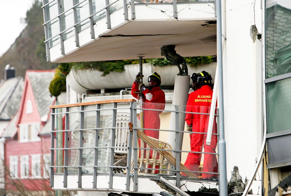 SIKRING: Brann- og redningsmannskap fra både Ålesund og Oslo jobber for å sikre bygningen og å finne de savnede i den sammenraste blokken i Ålesund.